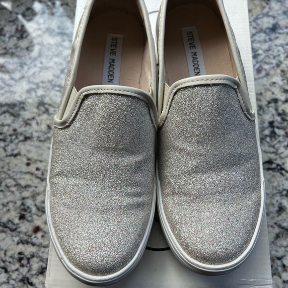 EUC Steve Madden silver glitter slides, size 6 - Picture 6 of 6